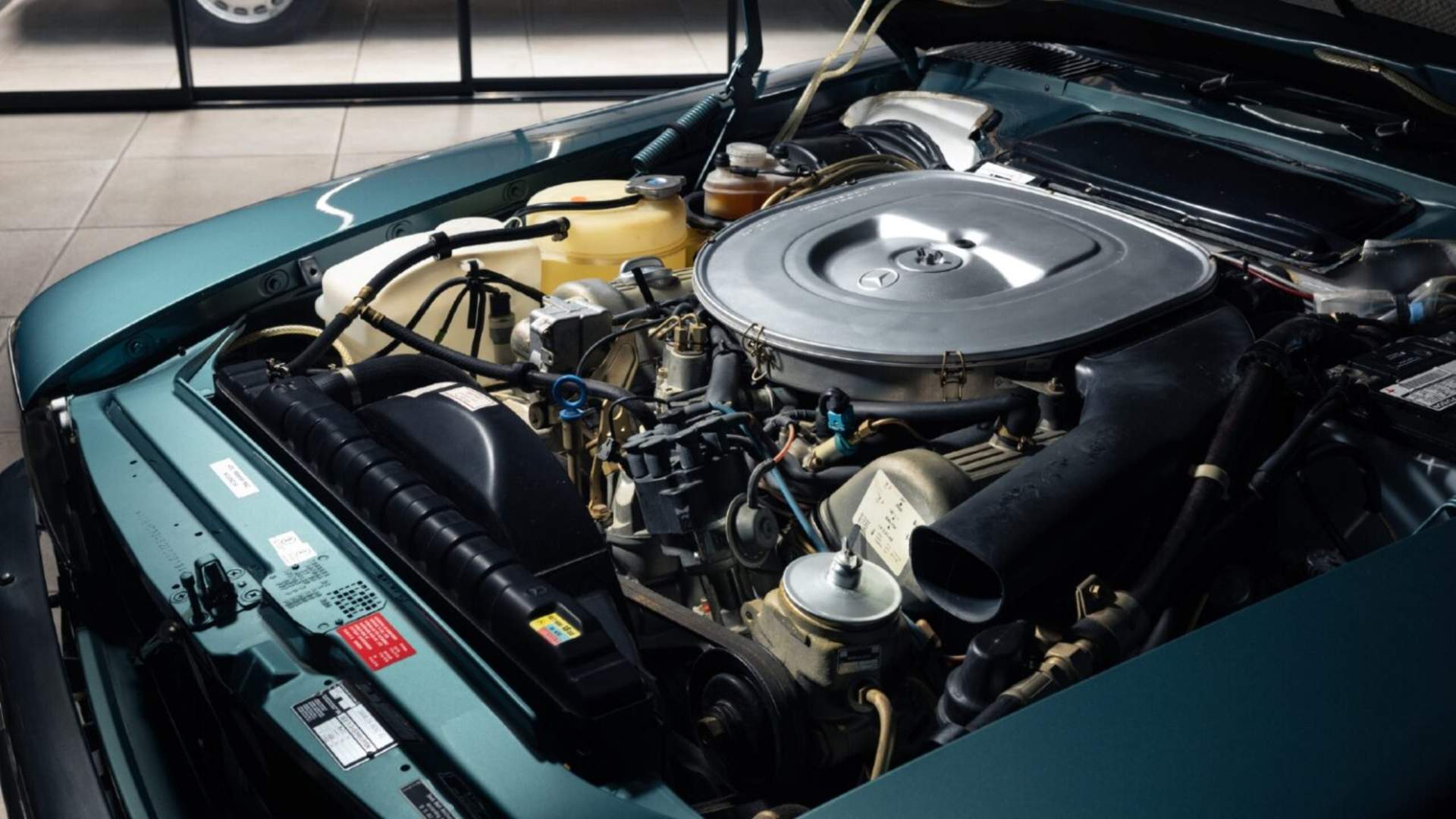 Mercedes-Benz 500 SL простоял в гараже 44 года: его пробег всего 63 км 3 Mercedes-Benz 500 SL простоял в гараже 44 года: его пробег всего 63 км