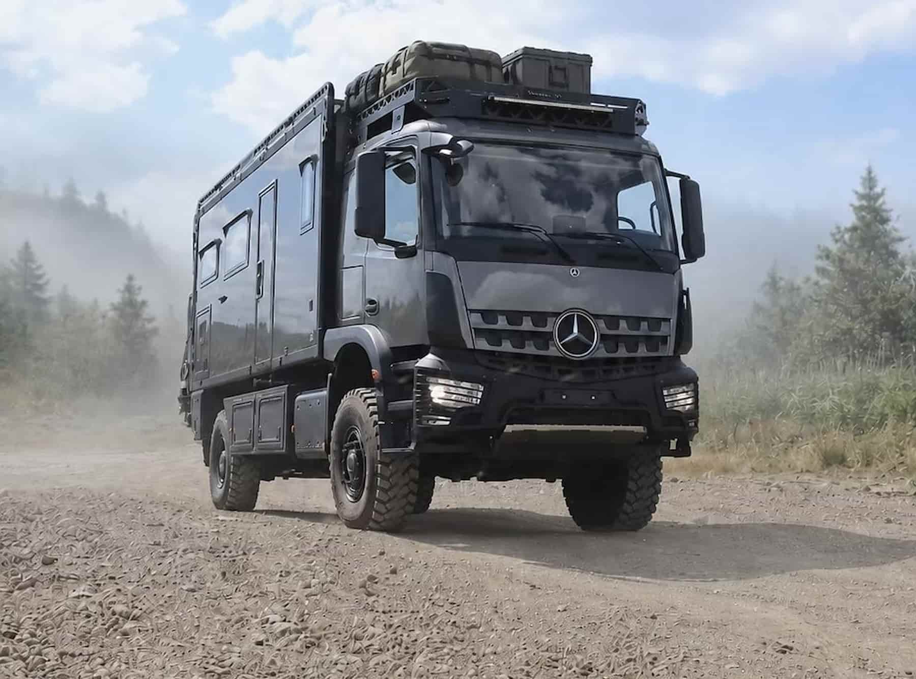 Роскошный кемпер на базе Mercedes-Benz Arocs получил кухню, душ и отдельную спальню