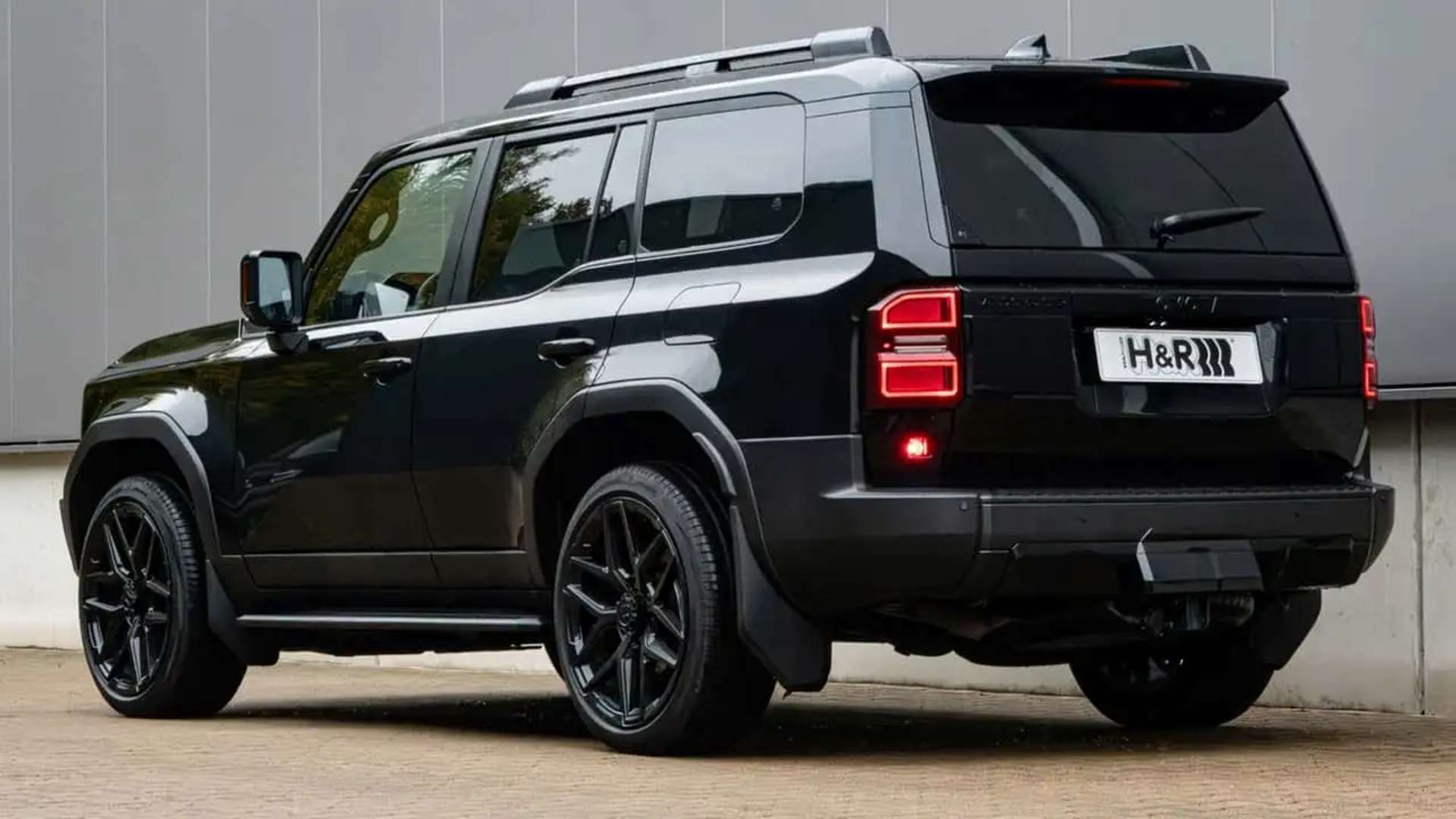 В Германии придумали, как занизить клиренс Toyota Land Cruiser