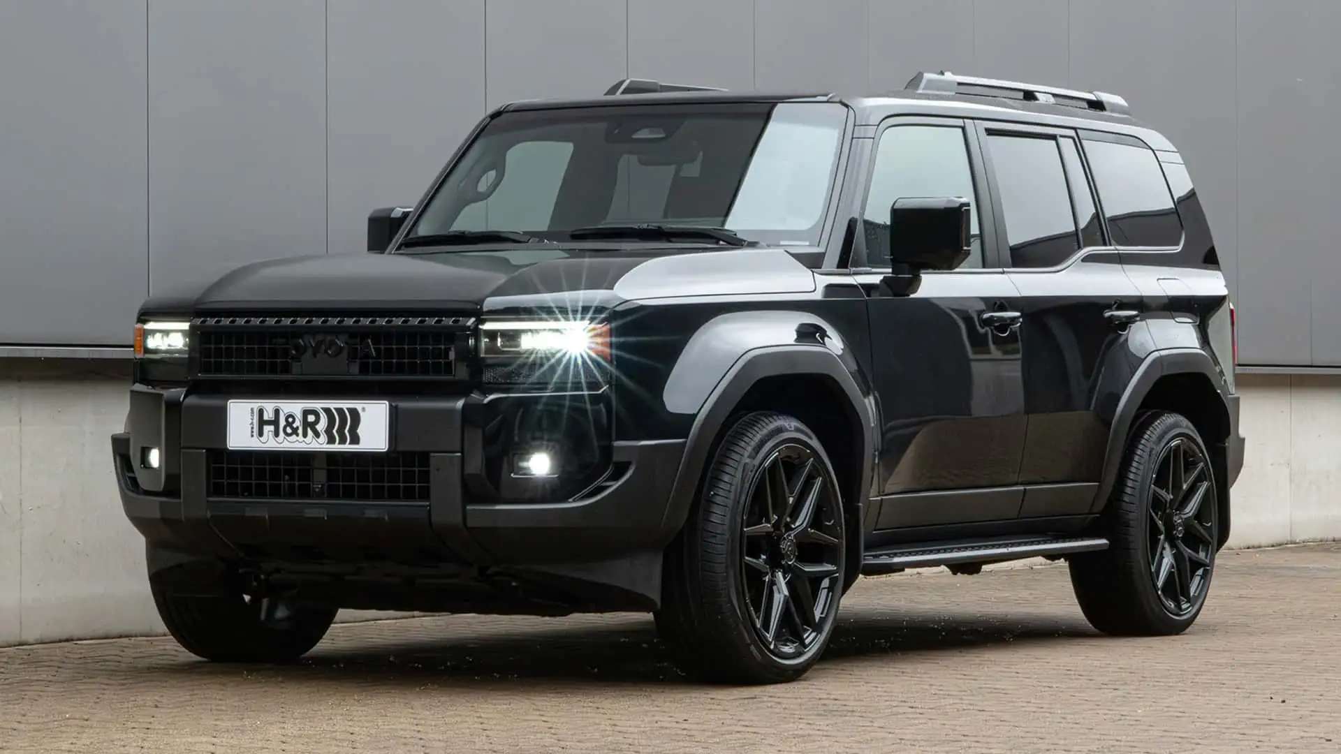 В Германии придумали, как занизить клиренс Toyota Land Cruiser