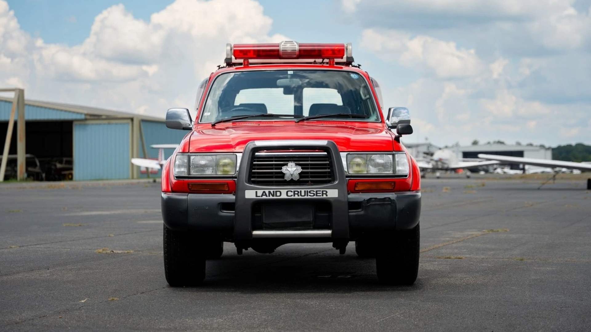 На продажу выставили Toyota Land Cruiser японских пожарных с пробегом менее 63 тысяч километров