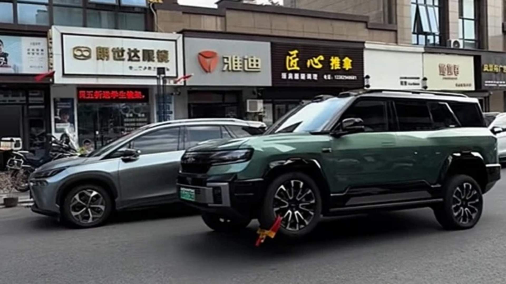 Необычная подвеска китайского внедорожника BYD позволяет ездить с заблокированным колесом 2 Необычная подвеска китайского внедорожника BYD позволяет ездить с заблокированным колесом