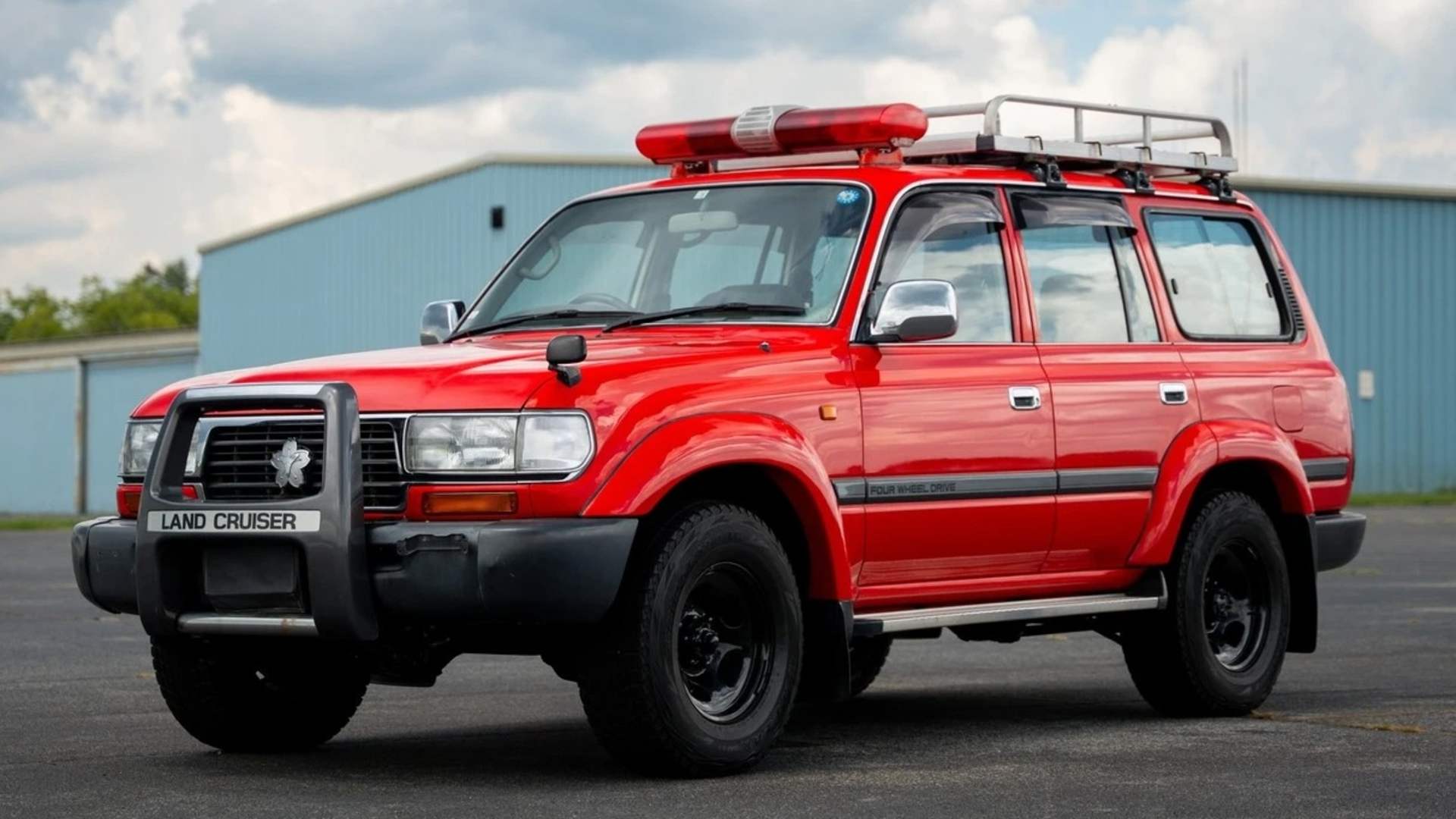 На продажу выставили Toyota Land Cruiser японских пожарных с пробегом менее 63 тысяч километров