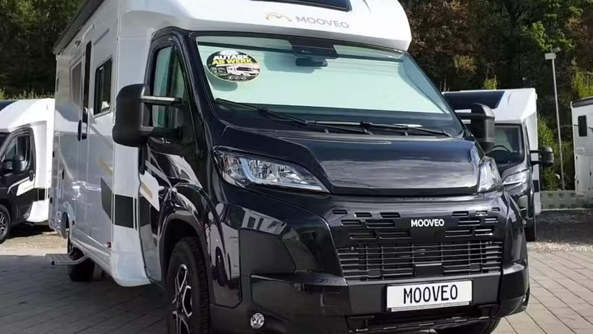 Представлен новый полуинтегрированный автодом для пар на базе Fiat Ducato