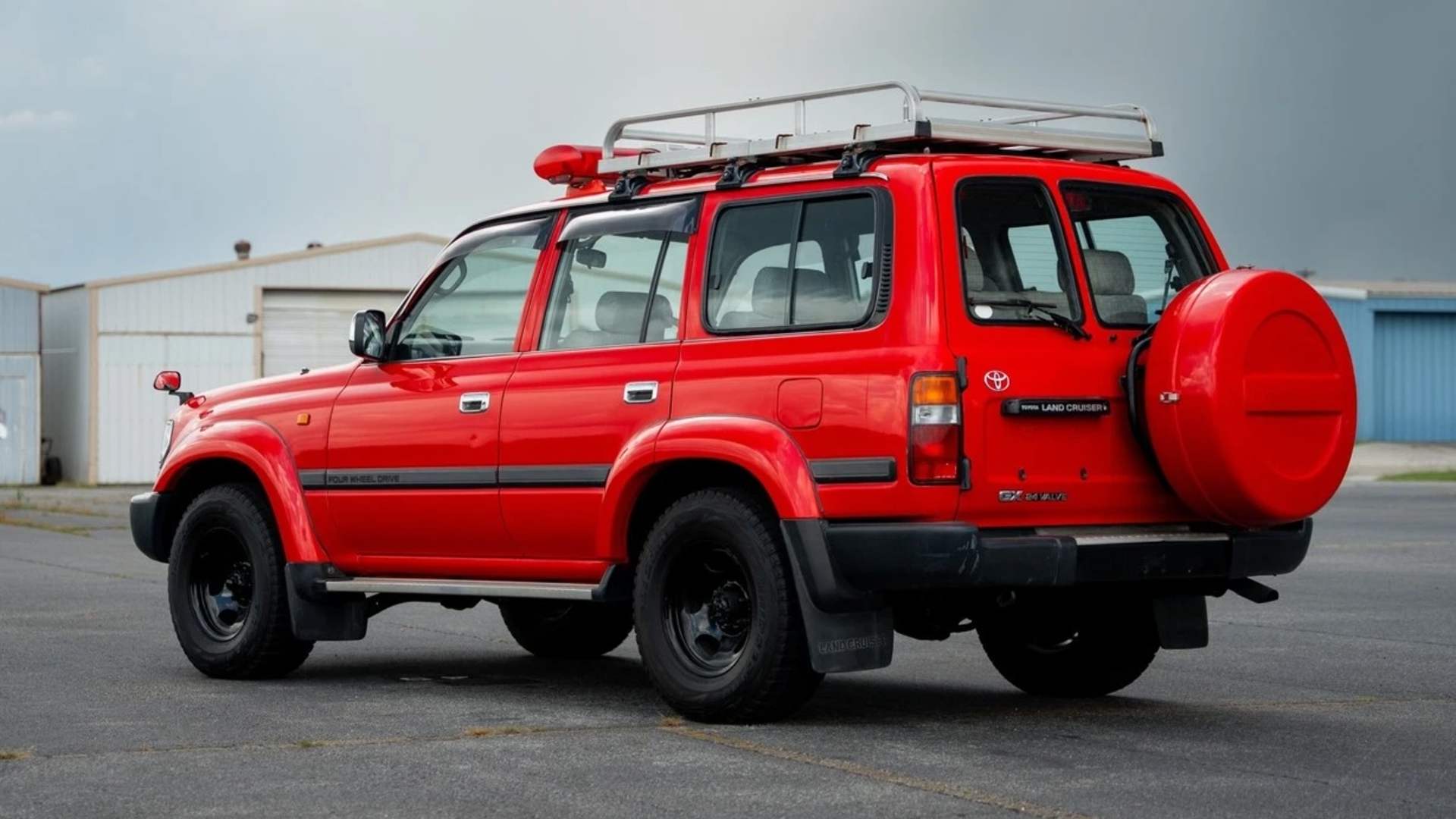 На продажу выставили Toyota Land Cruiser японских пожарных с пробегом менее 63 тысяч километров