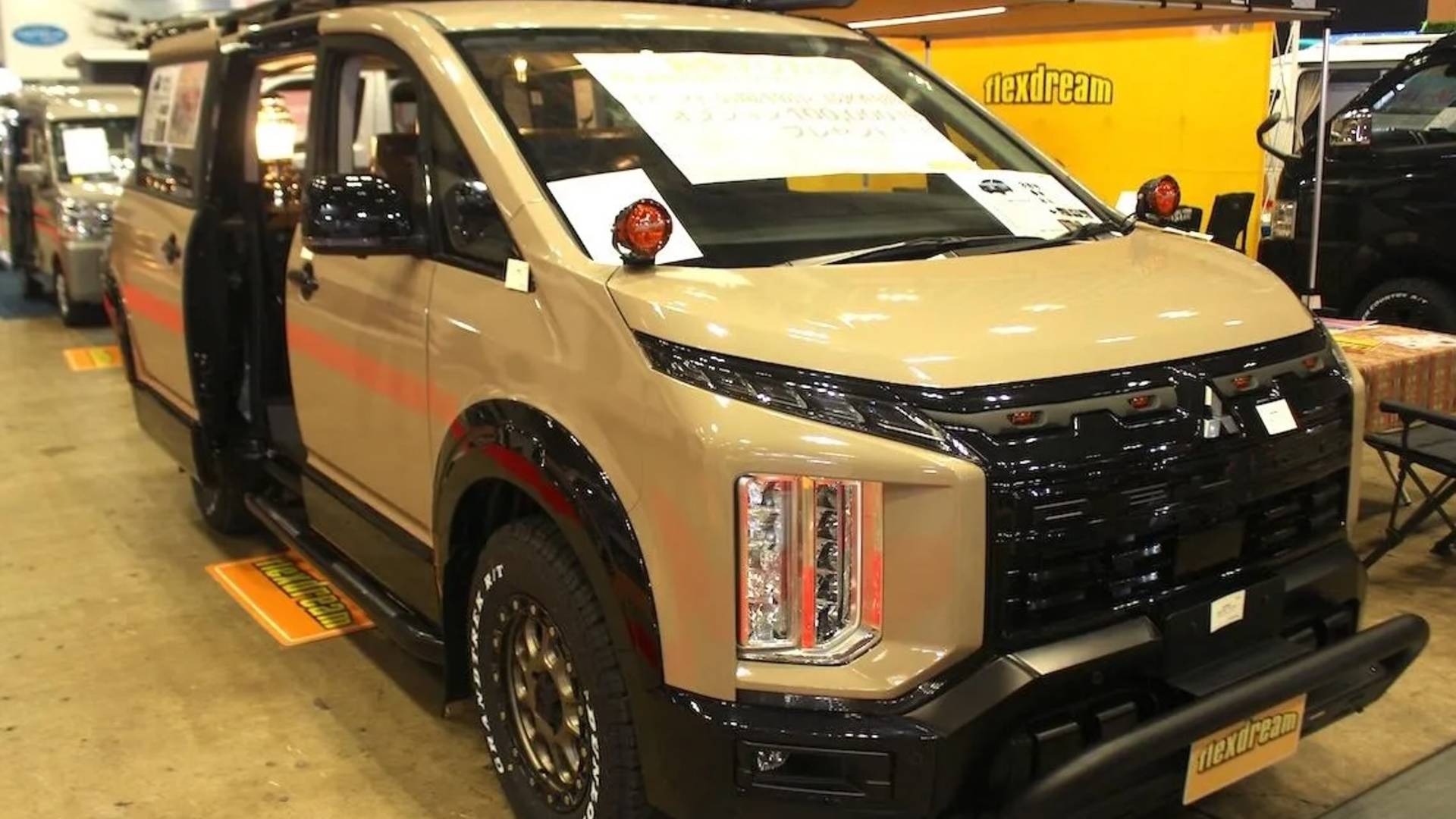 В Японии представили особый Mitsubishi Delica D:5 MONOBOX для бездорожья и ночевок в салоне
