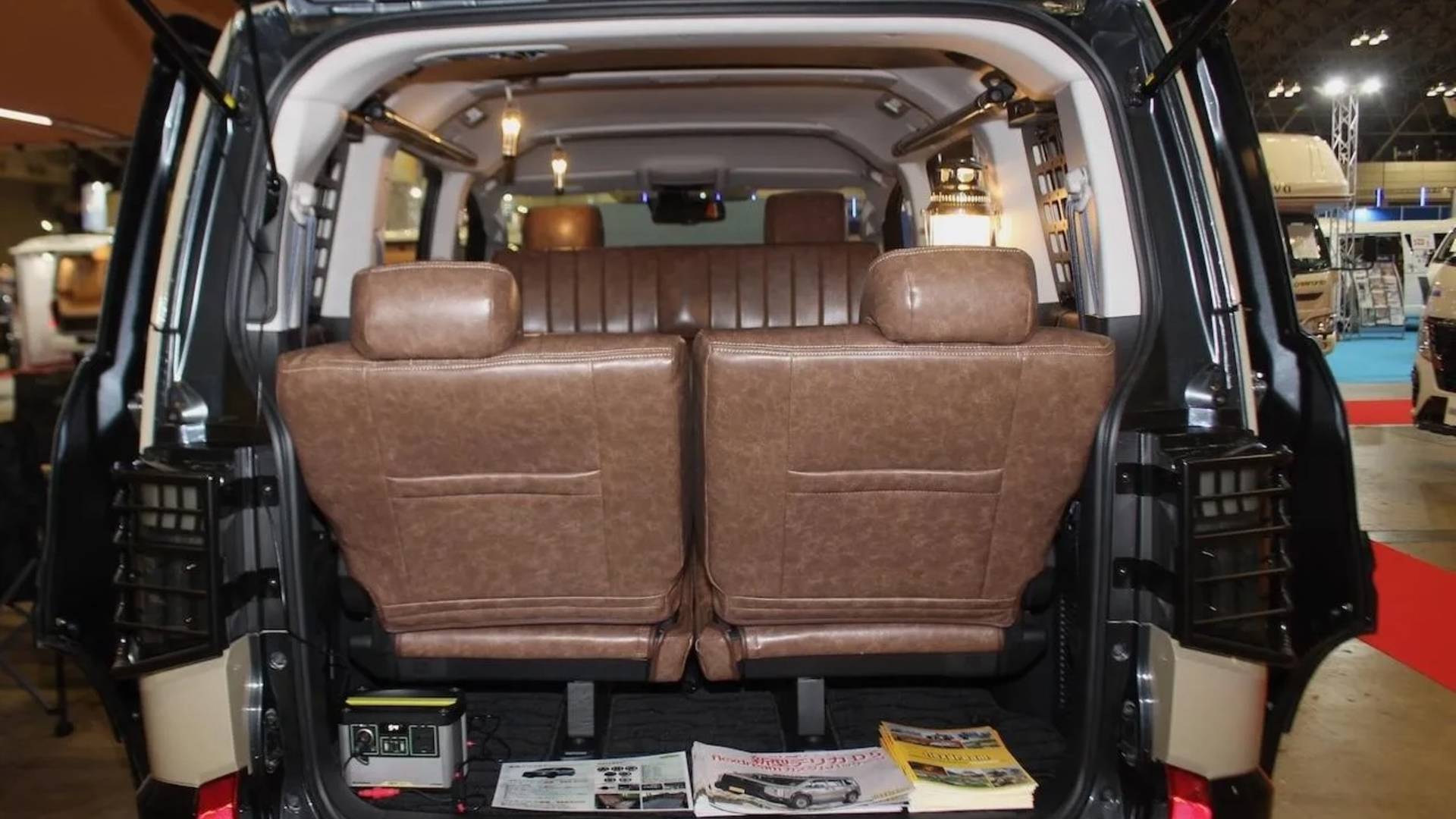В Японии представили особый Mitsubishi Delica D:5 MONOBOX для бездорожья и ночевок в салоне