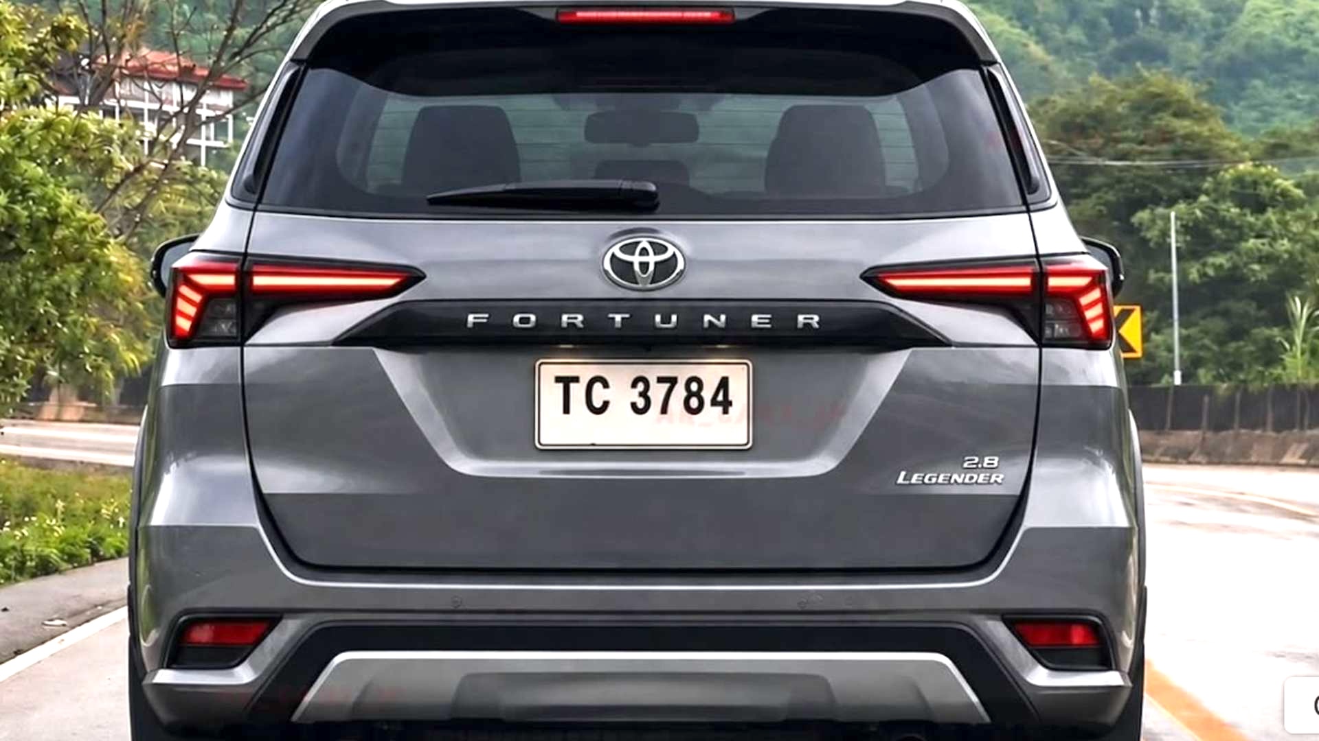 Новый Toyota Fortuner готов к премьере: внедорожник получит дизайн в стиле Hilux