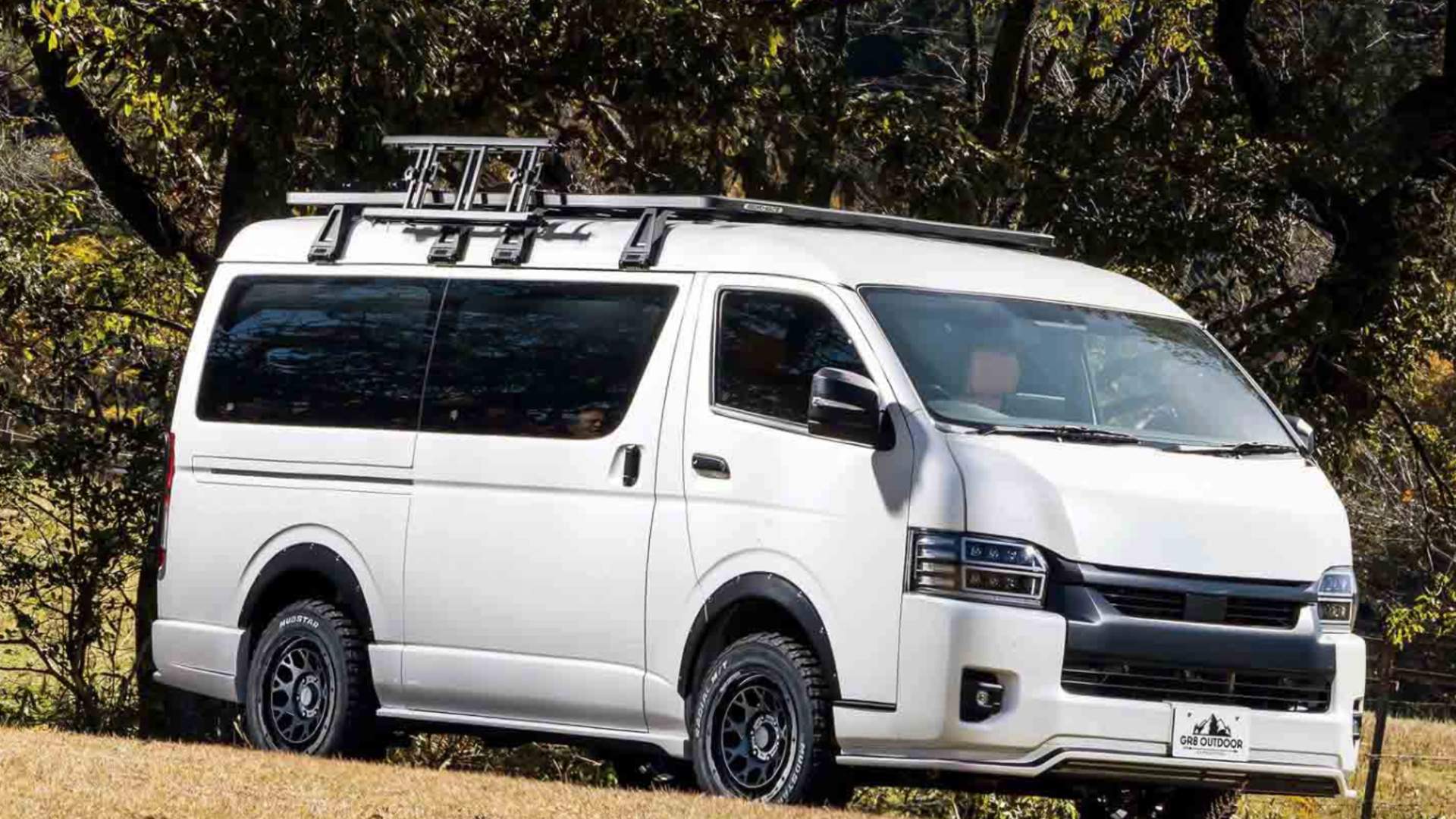 В Японии создали экспедиционный Toyota Hiace с палаткой на крыше, диваном-кроватью и мойкой