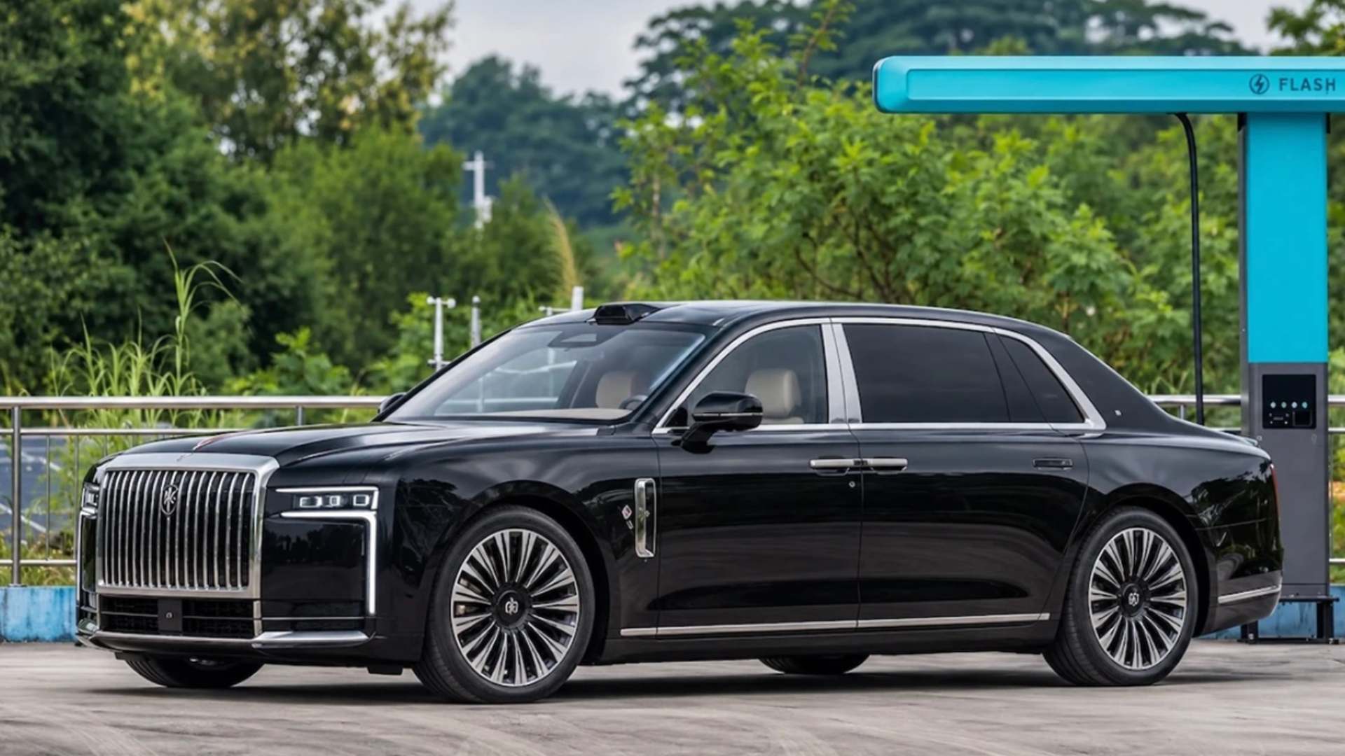 Новый роскошный седан BYD, конкурент Rolls-Royce и Maybach, показали без камуфляжа