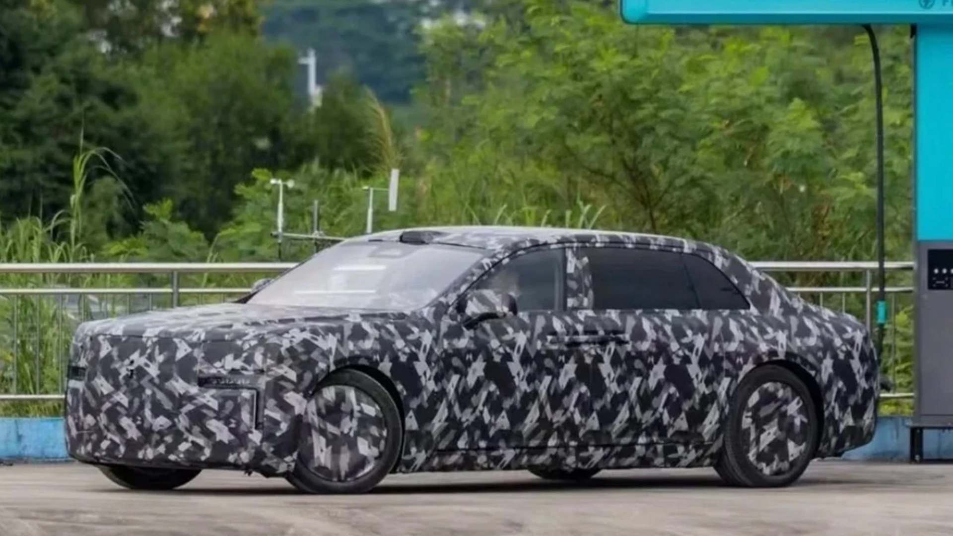 Новый роскошный седан BYD, конкурент Rolls-Royce и Maybach, показали без камуфляжа