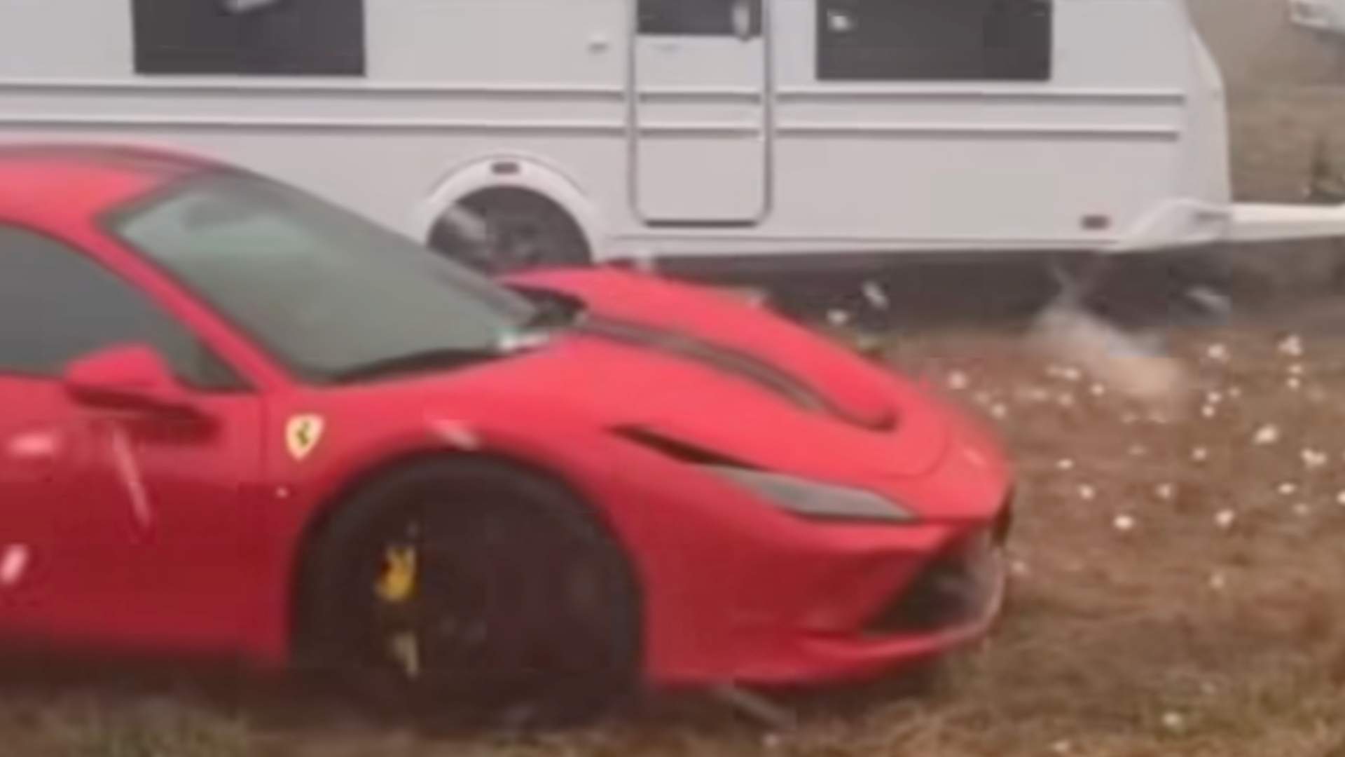 На дорогой Ferrari F8 Tributo обрушился град размером с теннисный мяч