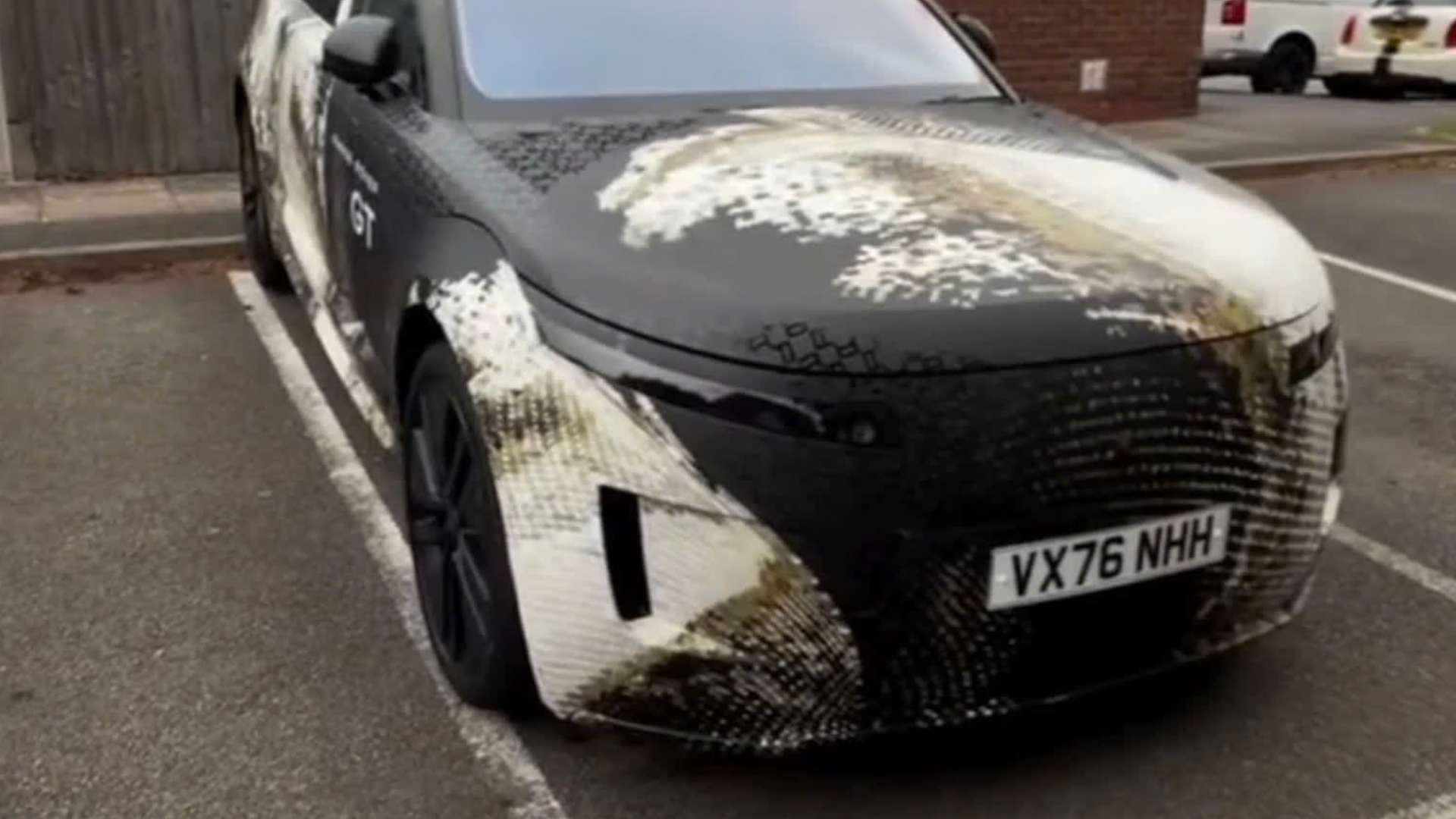 Новый Range Rover GT заметили на дорогах в необычной маскировке: кроссовер получит купеобразный кузов 1 Новый Range Rover GT заметили на дорогах в необычной маскировке: кроссовер получит купеобразный кузов