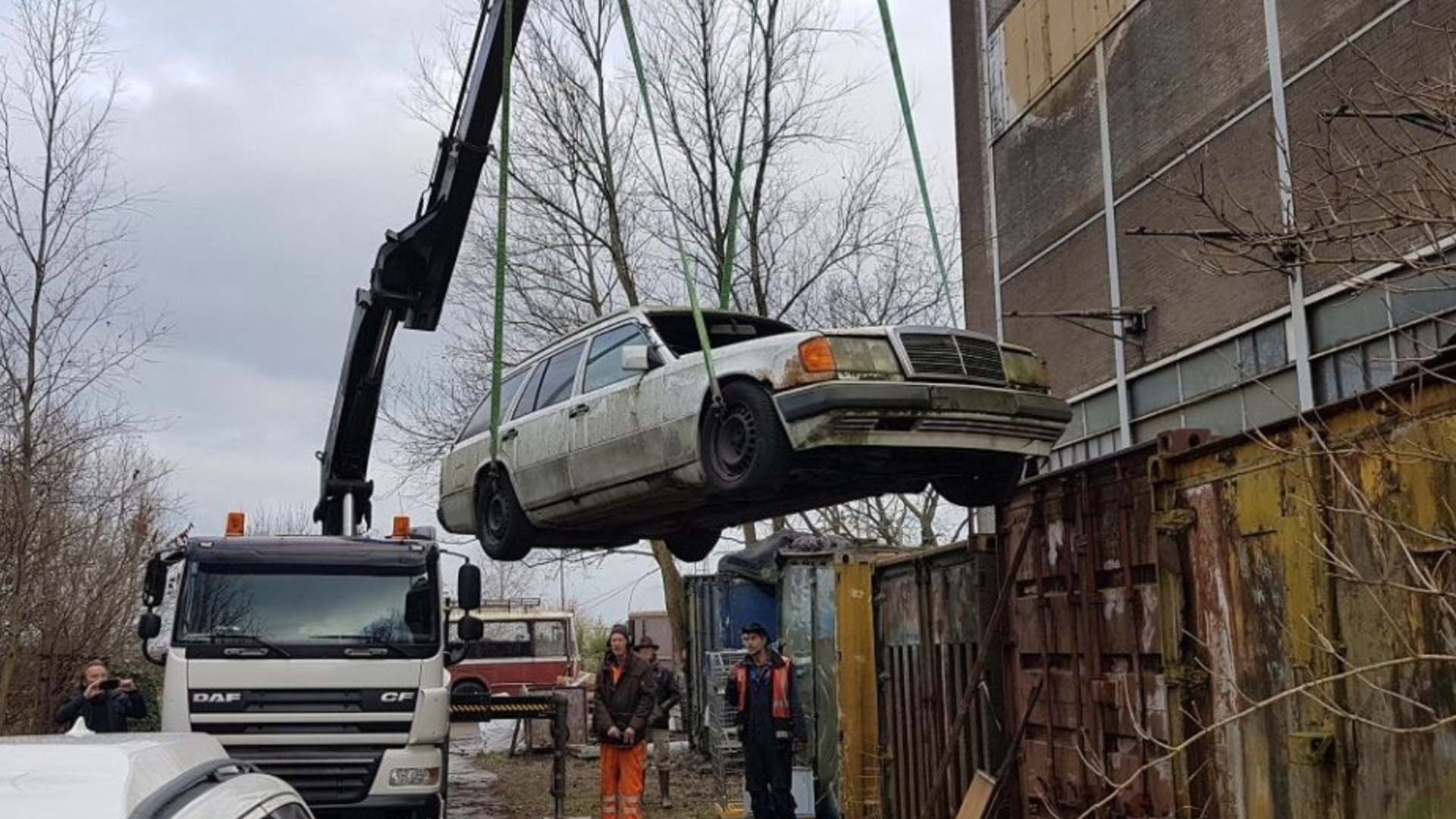 Mercedes-Benz 300 TD с пробегом более 1 млн км спасли из контейнера для металлолома