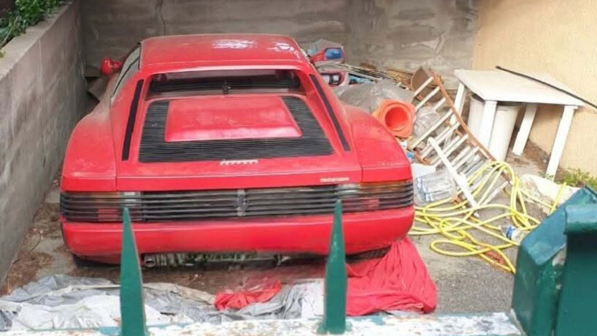 Заброшенный Ferrari Testarossa из 1980-х нашли среди хлама во Франции