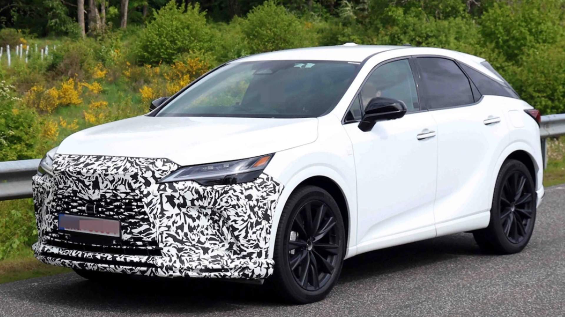 Lexus RX готовят к крупному рестайлингу: новая решетка радиатора и салон в стиле последних моделей марки 3 Lexus RX готовят к крупному рестайлингу: новая решетка радиатора и салон в стиле последних моделей марки